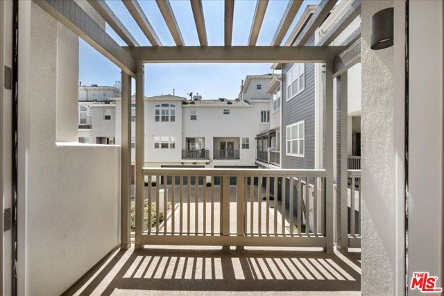 6010 Celedon, Playa Vista CA: https://media.crmls.org/mediaz/ed438db2-222a-4473-88f7-d401738a9c4f.jpg
