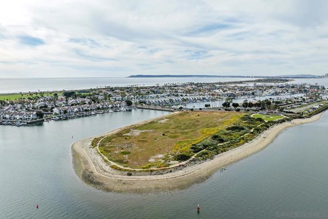 5 Spinnaker Way, Coronado CA: https://media.crmls.org/mediaz/ed43b025-072f-484e-bab8-c6c62530b406.jpg