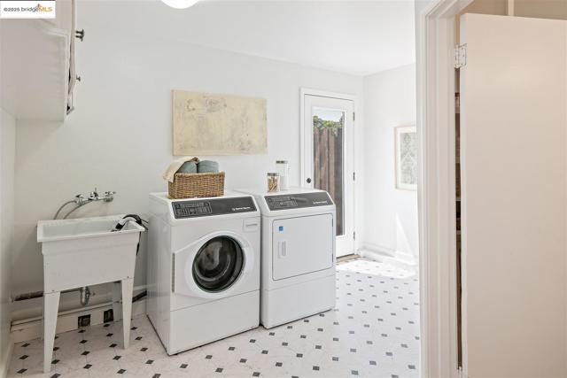 1009 Richmond st, El Cerrito CA: https://media.crmls.org/mediaz/ed444290-2ad8-4fad-84f5-a08dffd1119c.jpg