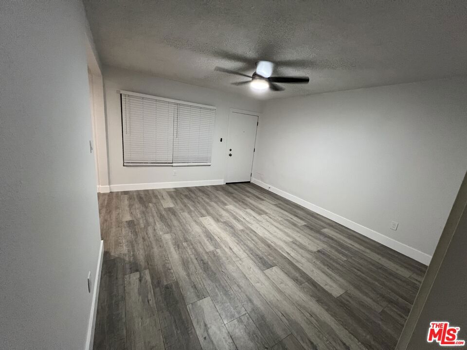 https://media.crmls.org/mediaz/ed444e41-623e-42b3-8720-37c50560b766.jpg?preset=X-Large