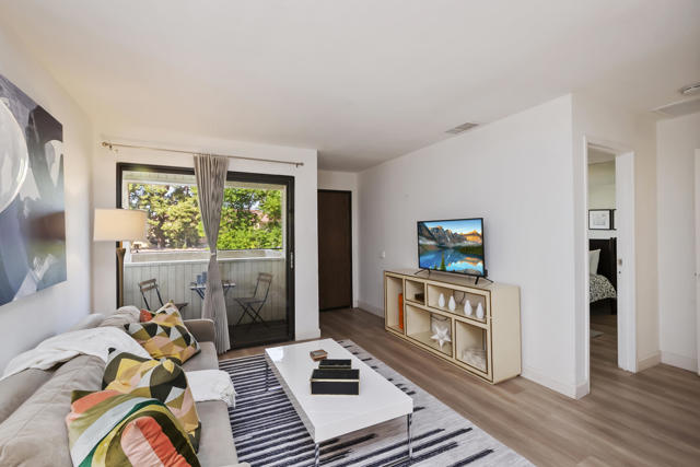 2822 N Auburn Court, Palm Springs CA: https://media.crmls.org/mediaz/ed453244-fb92-4366-876e-7bb93c523d0c.jpg
