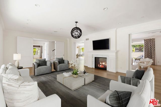 1214 Coldwater Canyon Drive, Beverly Hills CA: https://media.crmls.org/mediaz/ed45769f-476f-4e86-81c5-bd4be570ce86.jpg