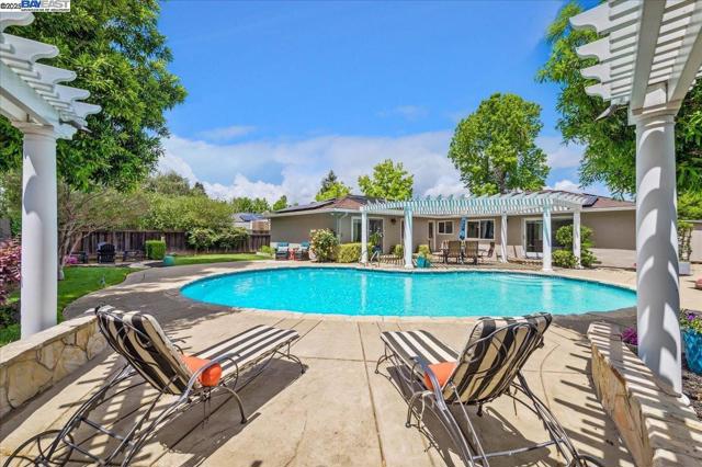 5204 Hummingbird Rd, Pleasanton CA: https://media.crmls.org/mediaz/ed457e5c-e871-4b43-a349-f9e81c099471.jpg