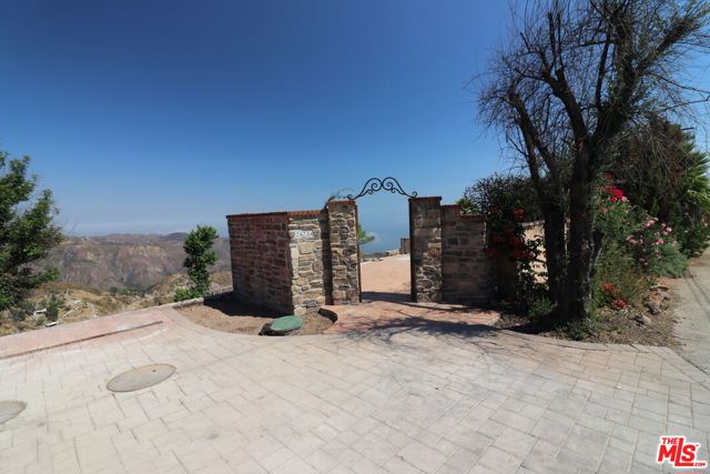 24734 W Saddle Peak Road, Malibu CA: https://media.crmls.org/mediaz/ed459822-5c07-4861-b205-24904eddffbf.jpg