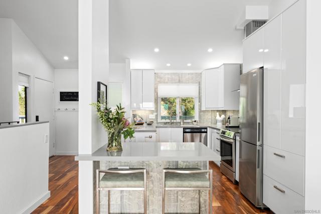 2399 Jefferson St, Carlsbad CA: https://media.crmls.org/mediaz/ed45c9ed-7a5b-45d7-8c53-d0c176332db7.jpg