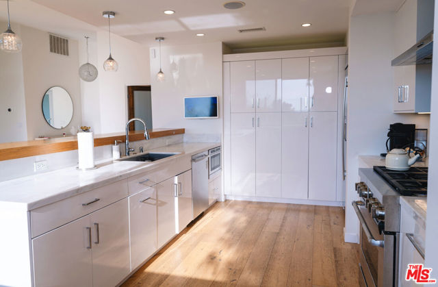 3423 Scadlock Lane, Sherman Oaks CA: https://media.crmls.org/mediaz/ed461f2f-dd88-4741-846e-b27ddea25a45.jpg