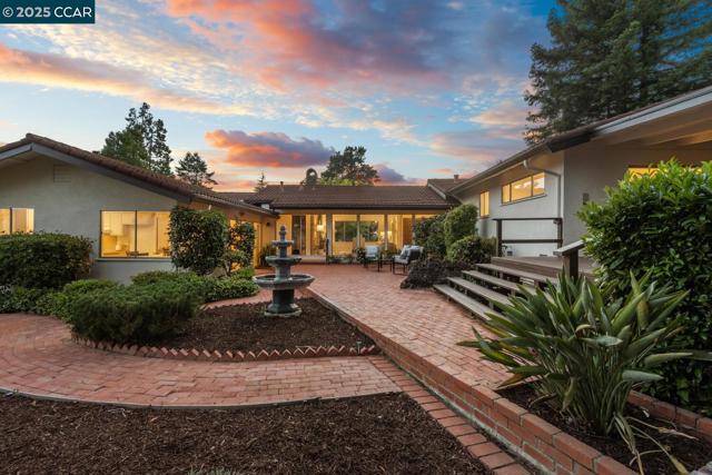 140 Warfield Drive, Moraga CA: https://media.crmls.org/mediaz/ed46654e-9a7b-4300-9d1a-2aca7d76ced9.jpg