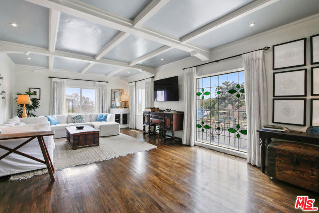 3691 Aureola Boulevard, View Park CA: https://media.crmls.org/mediaz/ed46c9a3-1efc-4195-8558-0cd9c31a6616.jpg