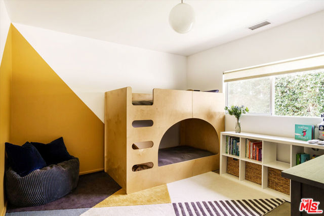 2501 Walnut Avenue, Venice CA: https://media.crmls.org/mediaz/ed494a44-6f98-4f03-bf6c-c4707fde17d6.jpg