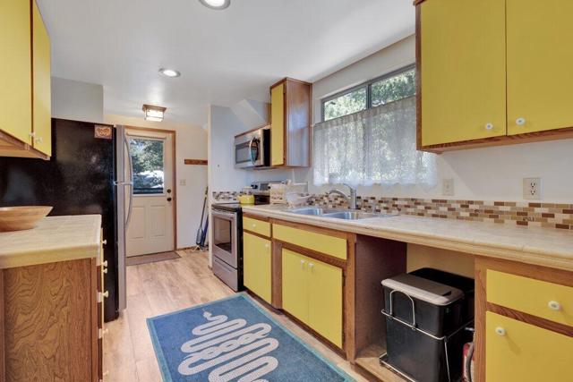 26785 Crestview Drive, Idyllwild CA: https://media.crmls.org/mediaz/ed495c39-4663-4a62-bea6-82b1c6fc5a61.jpg