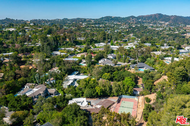 16145 High Valley Place, Encino CA: https://media.crmls.org/mediaz/ed49a180-862f-4c29-bee3-ee58855144c4.jpg