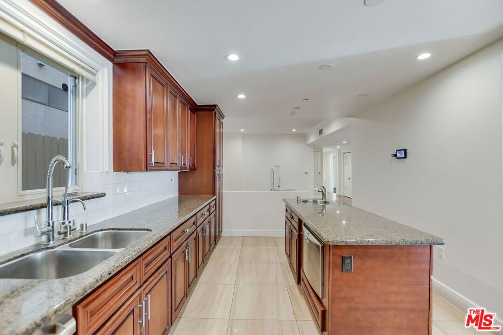 https://media.crmls.org/mediaz/ed4a15d0-4b68-4304-9a42-86329b5bfc90.jpg?preset=X-Large