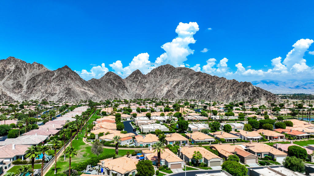 https://media.crmls.org/mediaz/ed4a16e1-d8a6-4d46-97bf-a62dd2ac65be.jpg?preset=X-Large