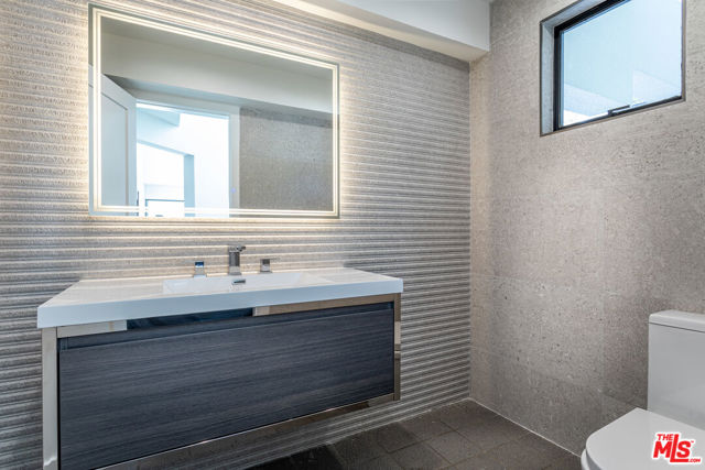 8424 Grand View Drive, Los Angeles CA: https://media.crmls.org/mediaz/ed4a1e3e-5f62-4cd9-9ace-16560e496951.jpg