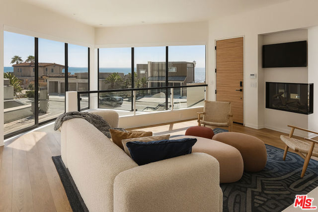 734 Esplanade, Redondo Beach, California 90277, 2 Bedrooms Bedrooms, ,2 BathroomsBathrooms,Residential,For Sale,Esplanade,25559139