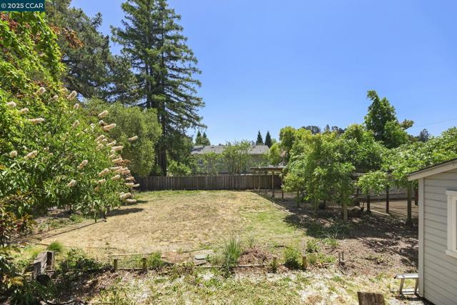 305 Overhill Rd, Orinda CA: https://media.crmls.org/mediaz/ed4ccbf9-7a77-451f-aea5-33c1b71028ed.jpg