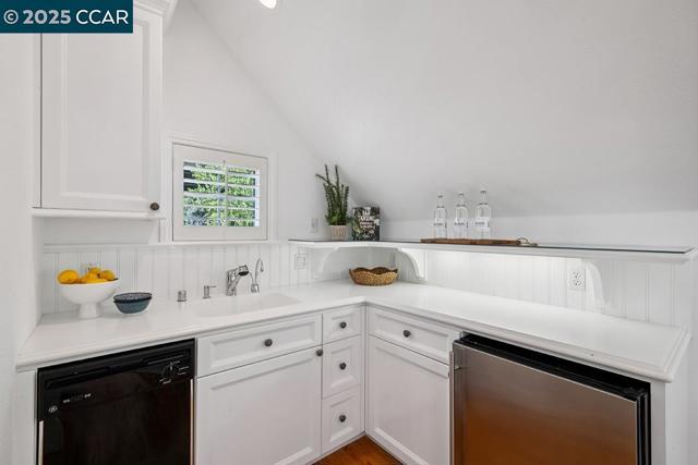 231 Sundown Ter, Orinda CA: https://media.crmls.org/mediaz/ed516884-4f50-4faf-8050-80eef5789718.jpg