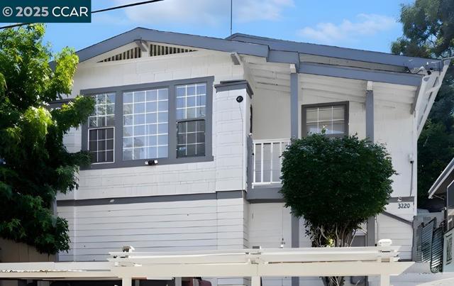 3220 Champion St, Oakland CA: https://media.crmls.org/mediaz/ed5215f4-d14c-413c-a3d4-1092fee50cbe.jpg