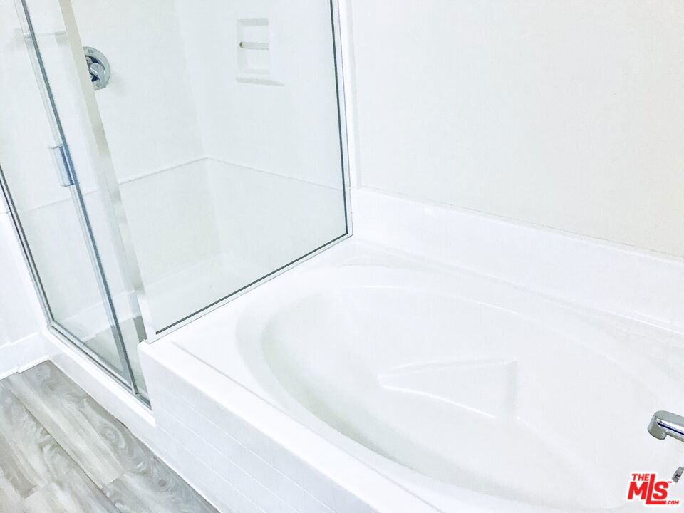 https://media.crmls.org/mediaz/ed52627f-c814-491a-8b8a-a491f15c209c.jpg?preset=X-Large