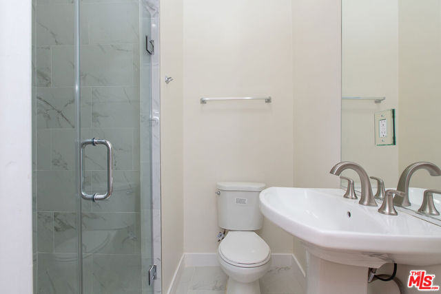 181 S Sycamore Avenue, Los Angeles CA: https://media.crmls.org/mediaz/ed527f4e-ba66-4596-b206-d641a701ab28.jpg