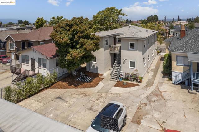 747 St, Oakland CA: https://media.crmls.org/mediaz/ed554896-9bbc-42b5-a060-4c8b2cea8855.jpg