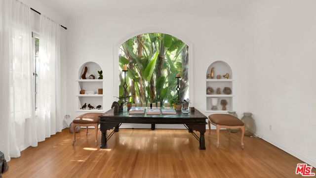 1118 HI POINT Street, Los Angeles CA: https://media.crmls.org/mediaz/ed55757a-5fcf-4941-8adf-f2504a1f0c28.jpg