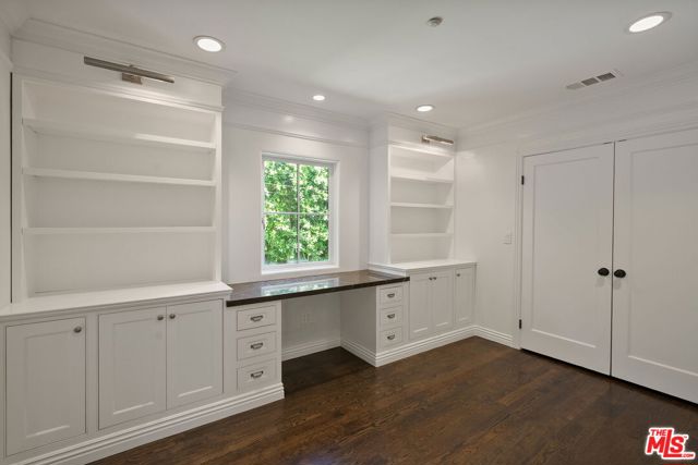 516 Lincoln Boulevard, Santa Monica CA: https://media.crmls.org/mediaz/ed560353-4093-41dd-bf45-b0103ebee706.jpg
