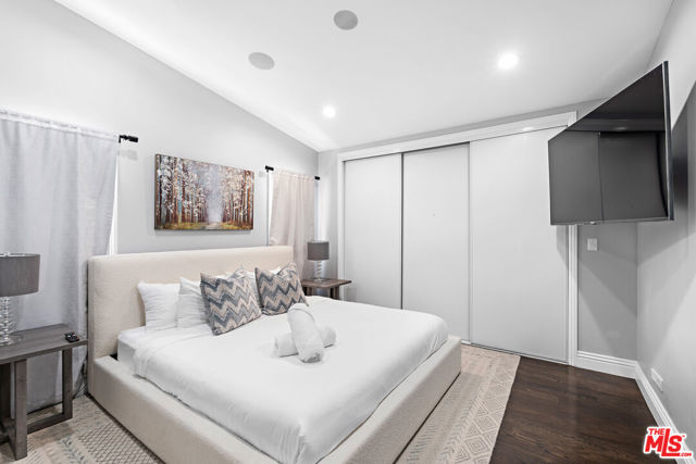 1110 N Beverly Glen Boulevard, Los Angeles CA: https://media.crmls.org/mediaz/ed560d3f-f737-44f4-bf95-a3a568813470.jpg
