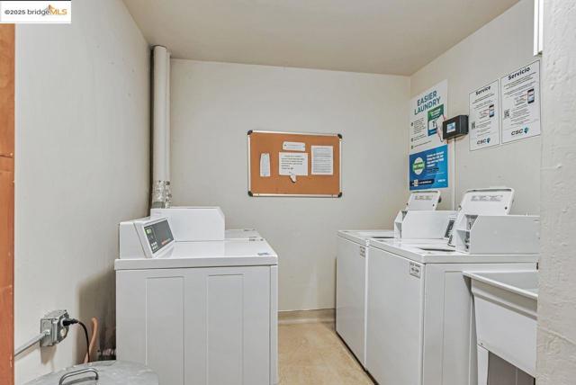 500 Vernon St, Oakland CA: https://media.crmls.org/mediaz/ed576529-795e-4afb-a2c2-7e3dd91fd708.jpg