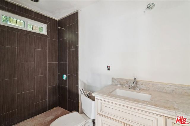 705 N Camden Drive, Beverly Hills CA: https://media.crmls.org/mediaz/ed57cec6-9329-48e4-9cb9-7b35c9ebcfae.jpg