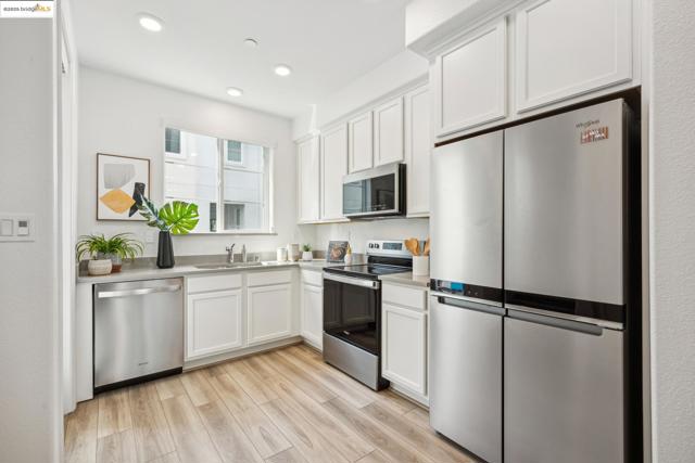 2823 Cathwood Ln, Alameda CA: https://media.crmls.org/mediaz/ed584063-f0f0-4280-ab31-92ff0cd7f179.jpg
