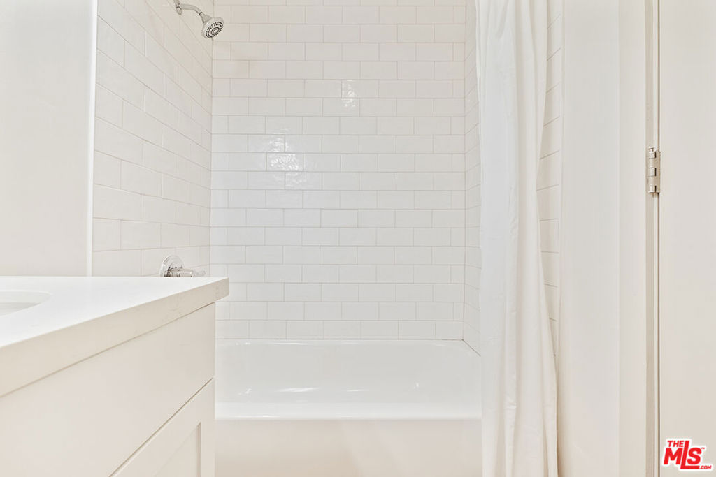 https://media.crmls.org/mediaz/ed585f84-04ed-46cf-bcb1-6e5eb2f4ded5.jpg?preset=X-Large