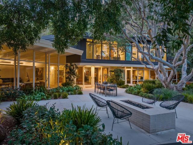 2179 Mandeville Canyon Road, Los Angeles CA: https://media.crmls.org/mediaz/ed58ce0e-7d35-4a19-9e28-d284c96c8c10.jpg