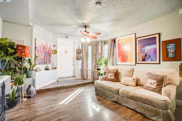 1725 96Th Ave, Oakland CA: https://media.crmls.org/mediaz/ed5a39c2-b930-4f2d-9a32-2532341d1161.jpg