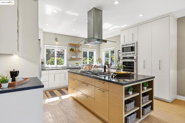 6330 Swainland Rd, Oakland CA: https://media.crmls.org/mediaz/ed5ba81c-52c5-4fff-b72d-374a7d8878d1.jpg