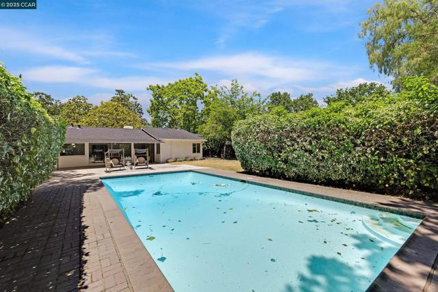 51 Bolla Ave, Alamo CA: https://media.crmls.org/mediaz/ed5c15e2-1dc8-43c5-a506-a5b332a0c07a.jpg