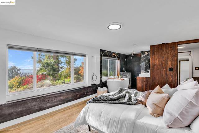 6141 Merriewood Dr, Oakland CA: https://media.crmls.org/mediaz/ed5cf9e5-fcf2-4cc2-a9a8-93e0f8ca7231.jpg