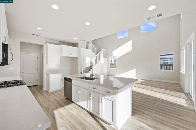 5541 Promontory Way, Antioch CA: https://media.crmls.org/mediaz/ed5d58a9-0c9b-41ec-a456-87ae36074d39.jpg