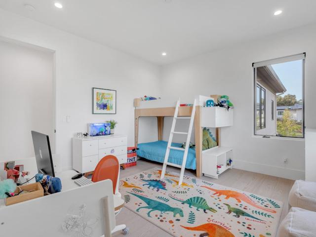 60 Glengarry Way, Hillsborough CA: https://media.crmls.org/mediaz/ed5e9fb2-24a5-4de3-a5db-05b014decc14.jpg