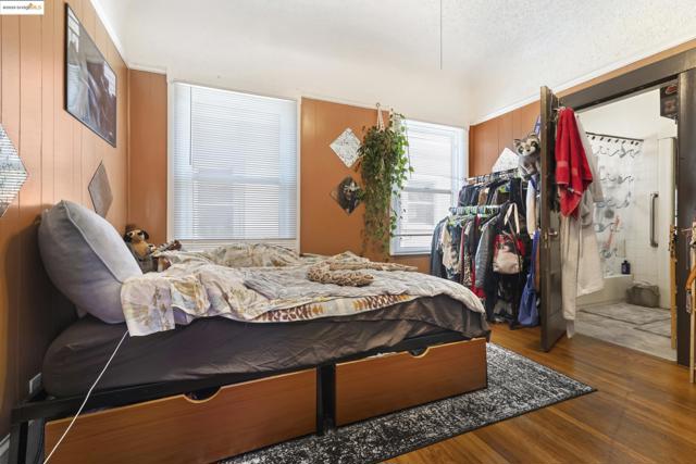 553 34Th St, Oakland CA: https://media.crmls.org/mediaz/ed5eb978-7310-40a0-8bf0-e9d137a8ffad.jpg