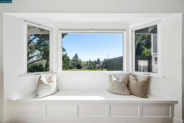 31 Ascot Place, Moraga CA: https://media.crmls.org/mediaz/ed5ed5ca-a510-410a-a0f4-449a0608aba1.jpg