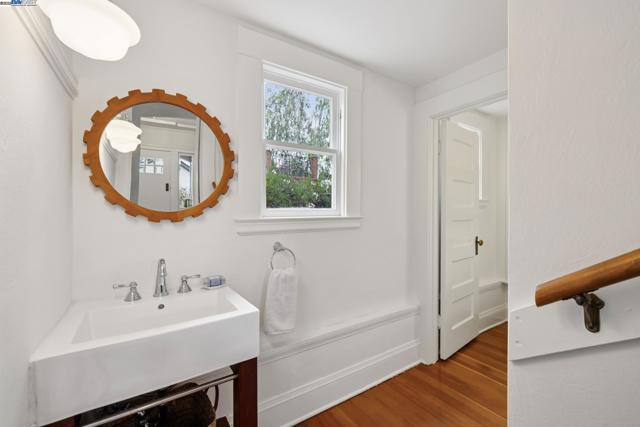 6040 LAWTON AVENUE, Oakland CA: https://media.crmls.org/mediaz/ed5ee170-8e39-49e9-9d9c-145fe30ddb03.jpg