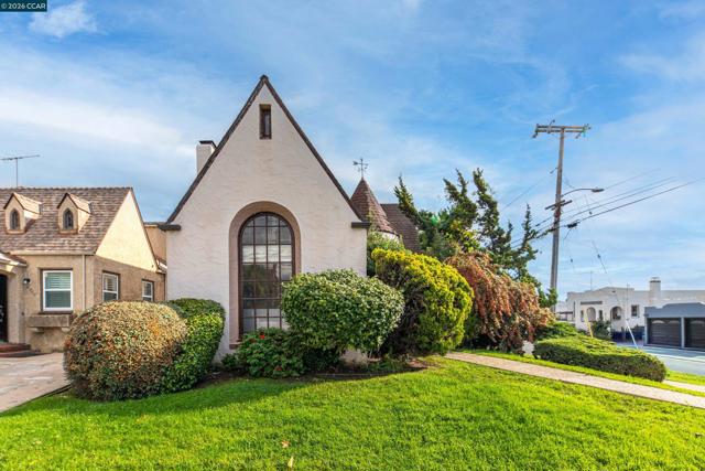 2600 55Th Ave, Oakland CA: https://media.crmls.org/mediaz/ed5ffc36-f1dd-432c-b381-dbf0ff2f9722.jpg