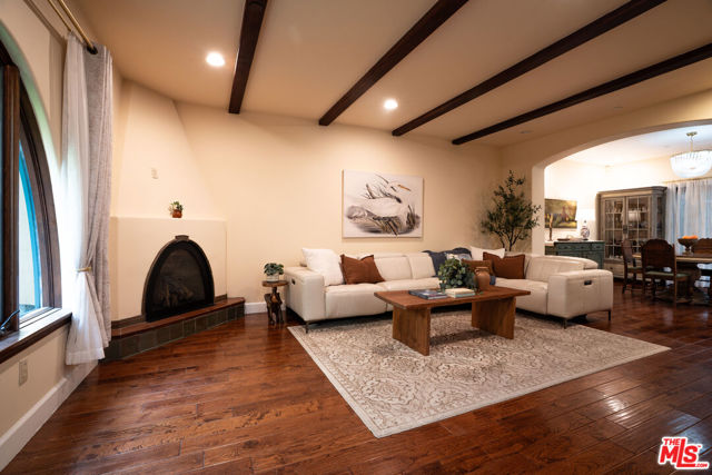 1331 N Sycamore Avenue, Los Angeles CA: https://media.crmls.org/mediaz/ed602eb4-1168-41c7-a683-b679bef86e95.jpg