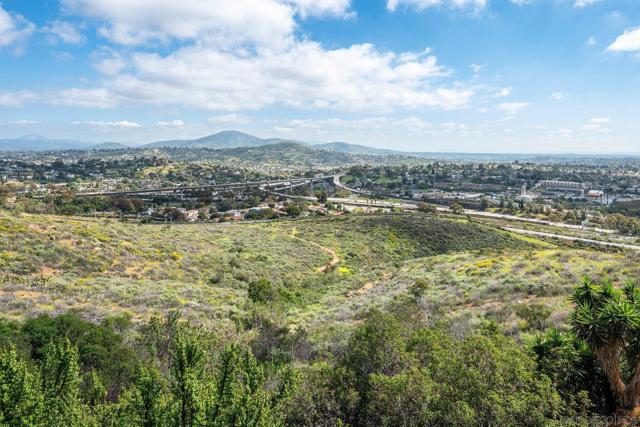 7945 Shadow Hill Dr, La Mesa CA: https://media.crmls.org/mediaz/ed60db7a-5e6a-465f-a46f-bb8d7d4987f8.jpg