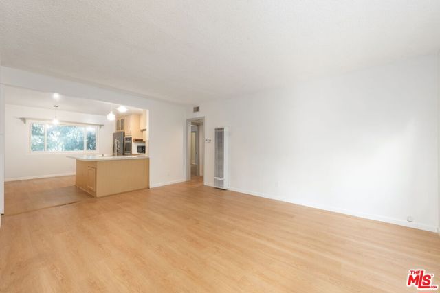 8335 W Manchester Avenue, Playa del Rey CA: https://media.crmls.org/mediaz/ed60e838-7285-4ec3-a051-f9defd582960.jpg