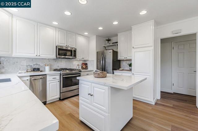 3338 Carlyle Ter, Lafayette CA: https://media.crmls.org/mediaz/ed60ffe3-0e68-46ce-8d56-53e13ab817d7.jpg