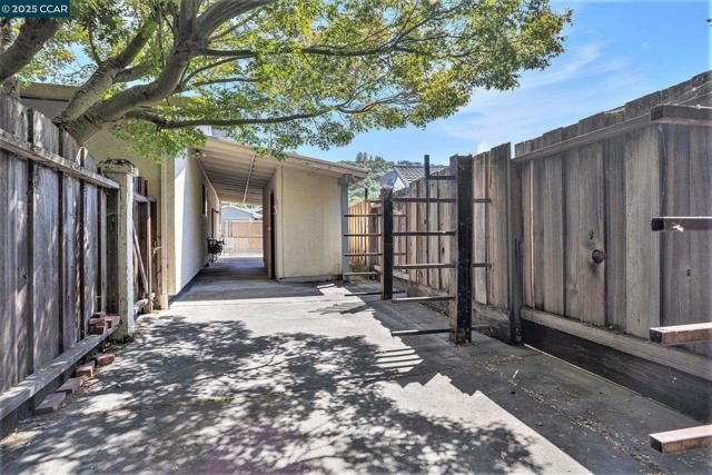 3323 Diablo Cir, Pinole CA: https://media.crmls.org/mediaz/ed611d81-0aec-44d8-aa78-6b84748899ba.jpg