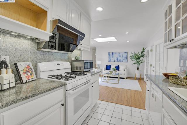 41025 Pajaro Dr, Fremont CA: https://media.crmls.org/mediaz/ed612a93-8959-41f7-8984-254290dbb073.jpg