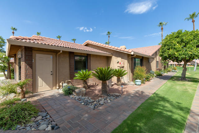 40 Joya Drive, Palm Desert CA: https://media.crmls.org/mediaz/ed61be57-2afa-45de-bfd0-3eb3c9bbb795.jpg